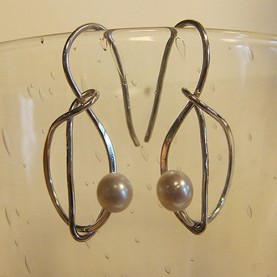 Zilveren oorhaken met zoetwaterparels