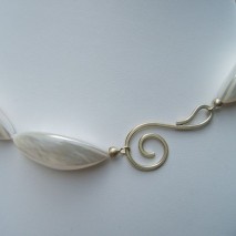 Parelmoer collier met zilveren krulsluiting