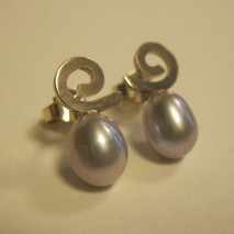 Oorbel krul zilver met zoetwaterparel
