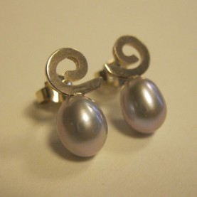 Oorbel krul zilver met zoetwaterparel