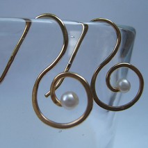 Oorhaak krul met zoutwaterparel geelgoud