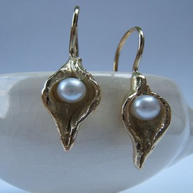 Oorhaak calla zoetwaterparel geelgoud