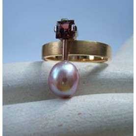 Ring 18 Karaats Geelgoud met Rhodoliet en Zoetwater Parel